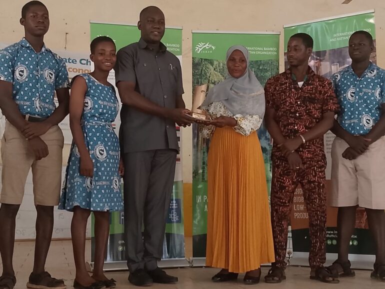 Officials presenting the prizes to the participating students 